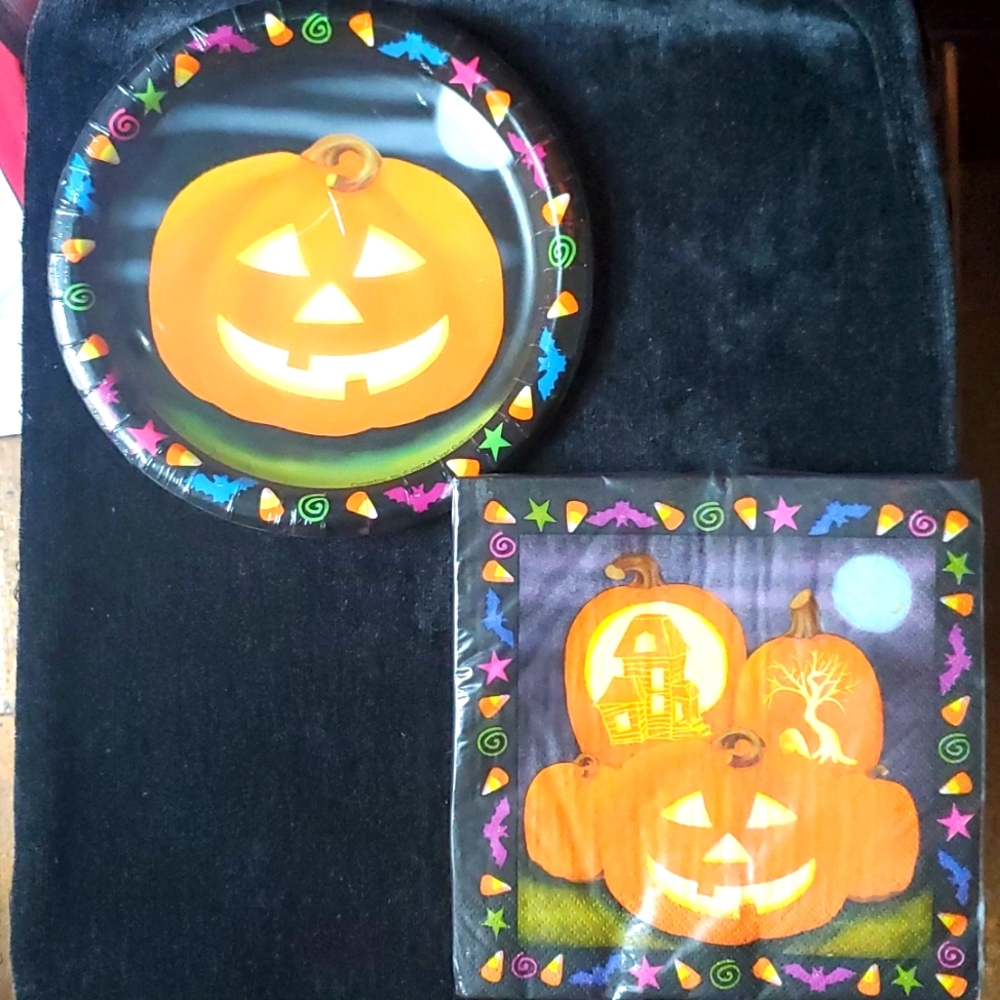 🎃 NWT HALLOWEEN SPOOKY FRIENDS PAPER PLATES & NAPKINS🎃 18 NAPKINS and 8 PLATE